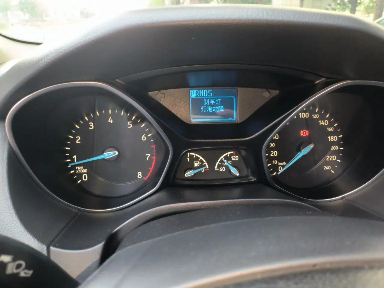Ford Focus 2015 Sedan 1.6L Automatic Trend Model — миниатюра 11