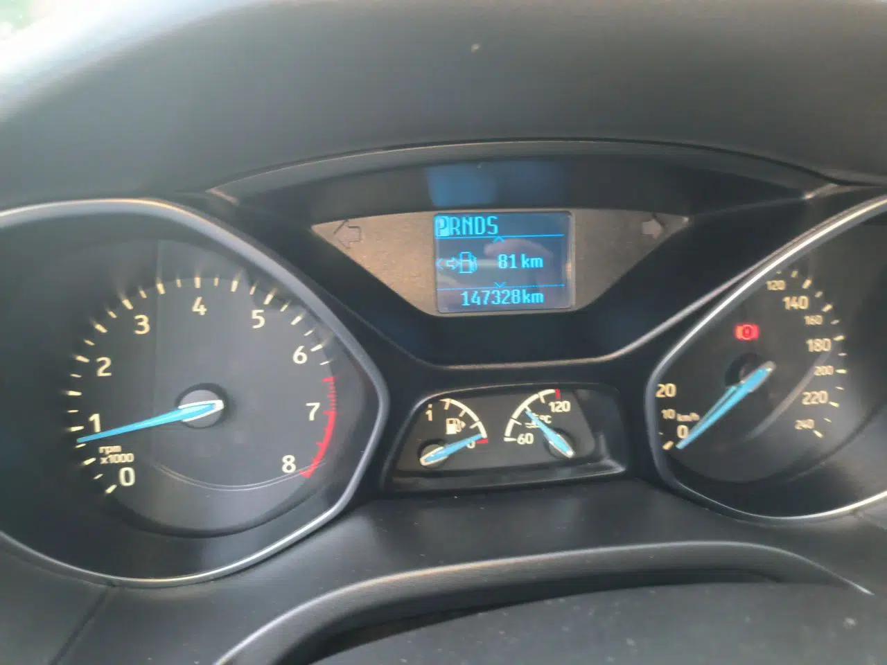 Ford Focus 2015 Sedan 1.6L Automatic Trend Model — миниатюра 12
