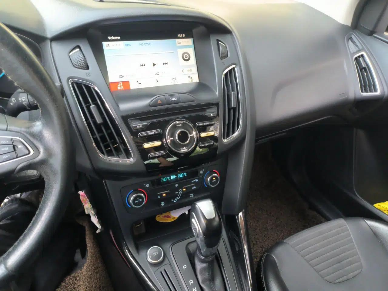 Ford Focus 2015 Sedan 1.6L Automatic Trend Model — миниатюра 13