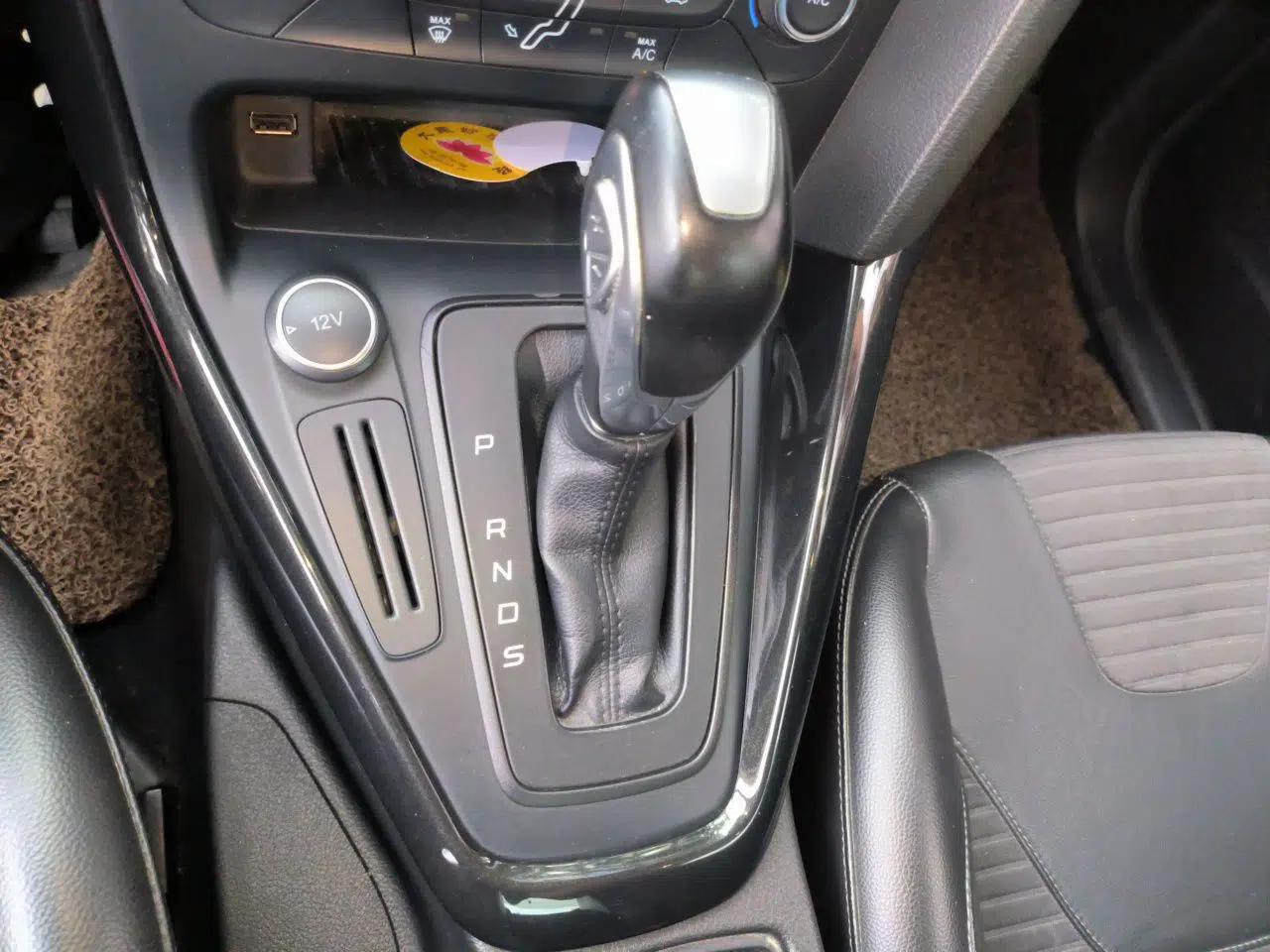 Ford Focus 2015 Sedan 1.6L Automatic Trend Model — миниатюра 14
