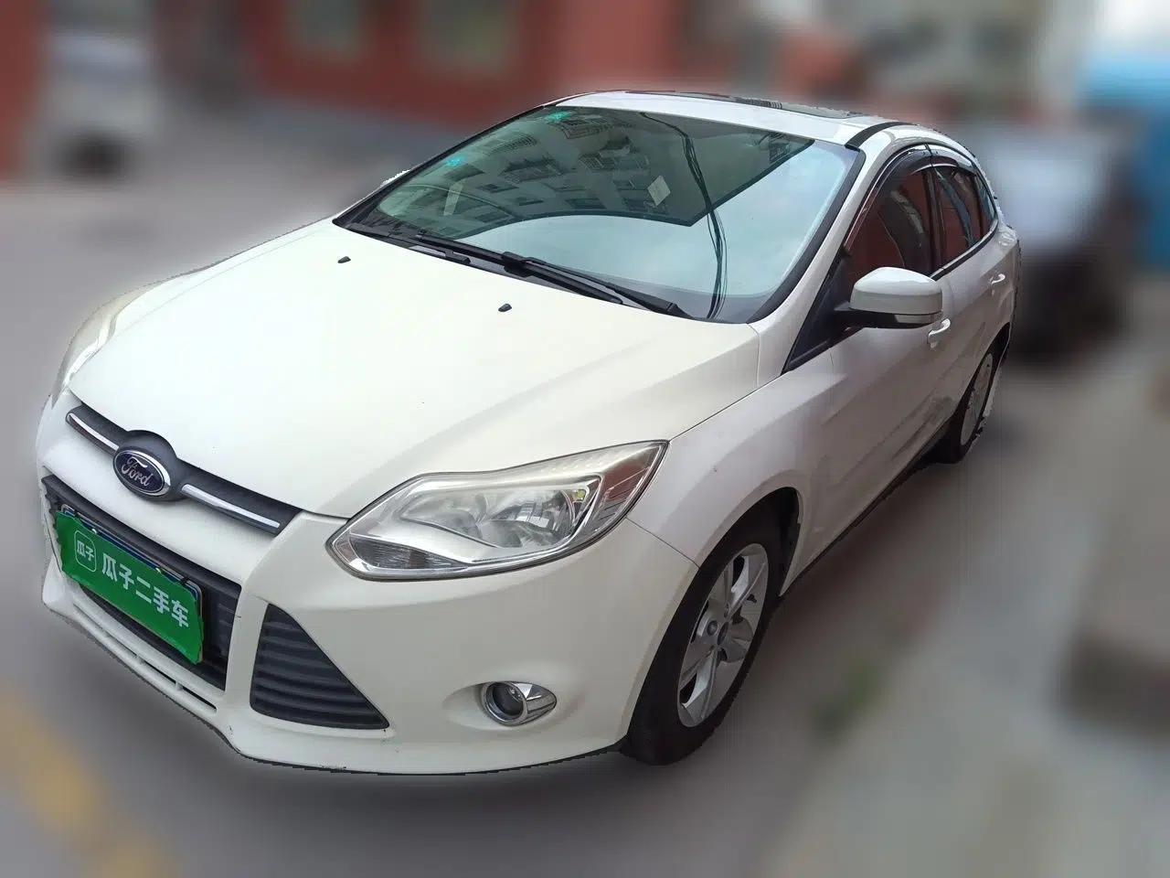 Ford Focus 2012 Sedan 1.6L Automatic Fashion Edition — миниатюра 1