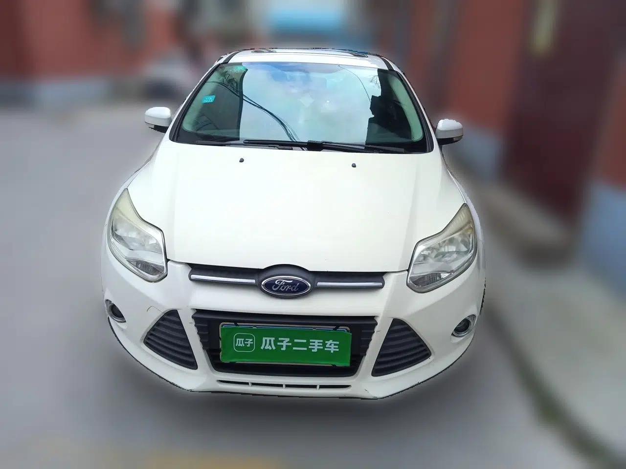 Ford Focus 2012 Sedan 1.6L Automatic Fashion Edition — миниатюра 2