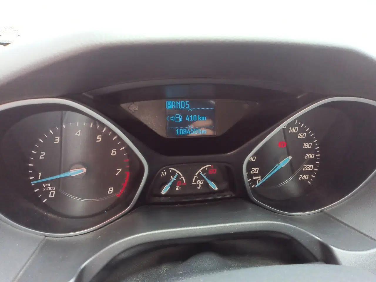 Ford Focus 2012 Sedan 1.6L Automatic Fashion Edition — миниатюра 12