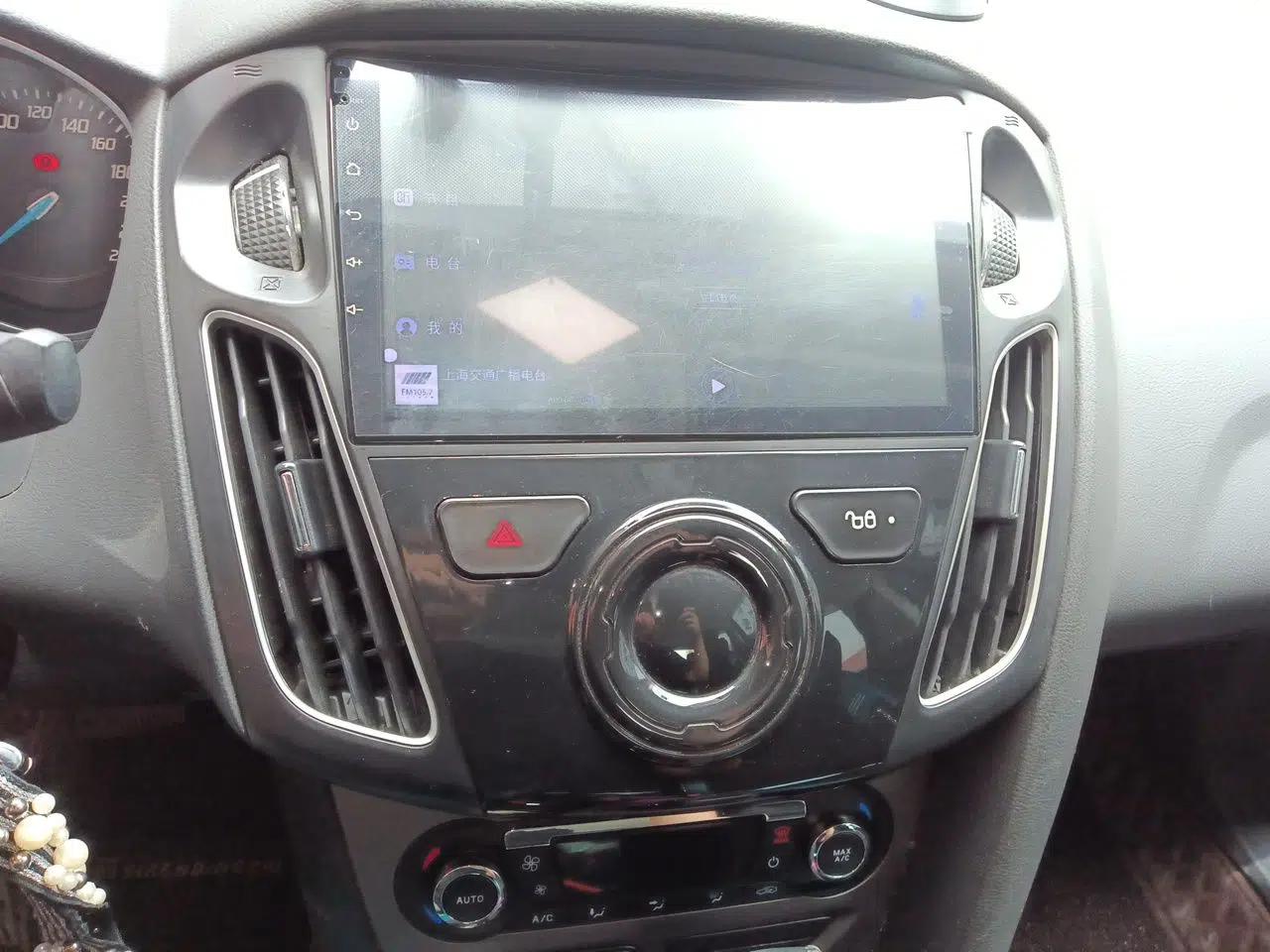 Ford Focus 2012 Sedan 1.6L Automatic Fashion Edition — миниатюра 13