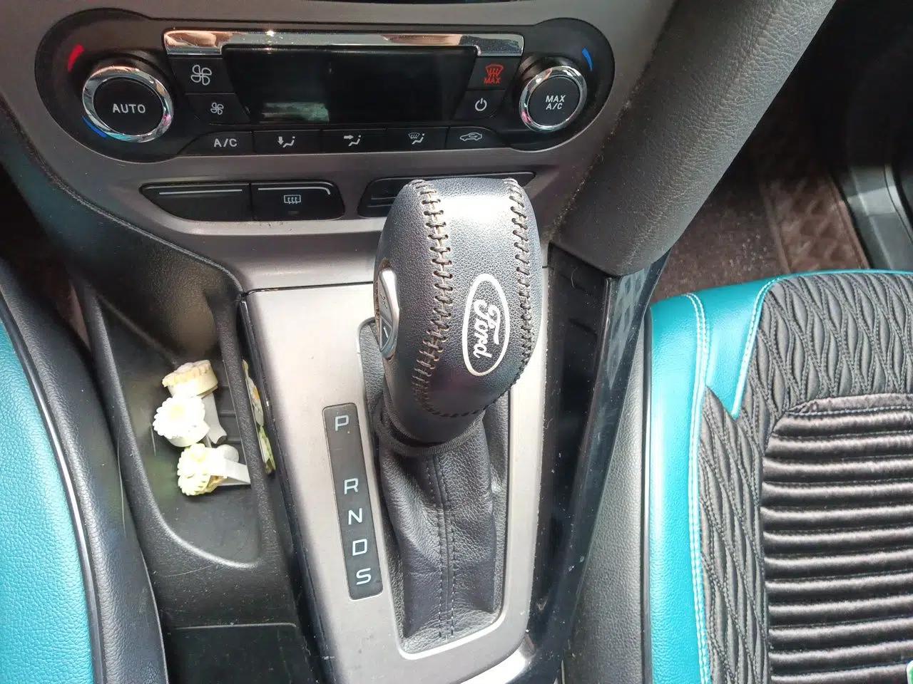 Ford Focus 2012 Sedan 1.6L Automatic Fashion Edition — миниатюра 14