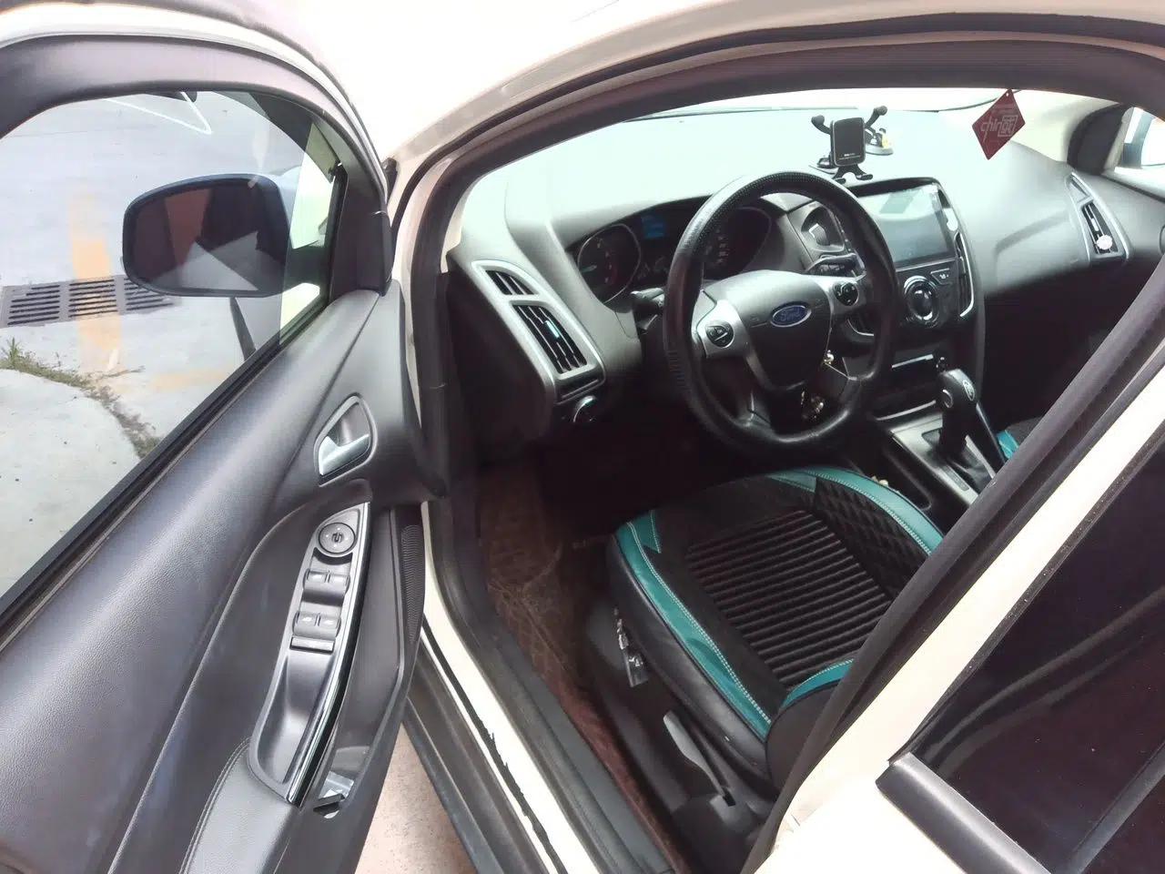 Ford Focus 2012 Sedan 1.6L Automatic Fashion Edition — миниатюра 16