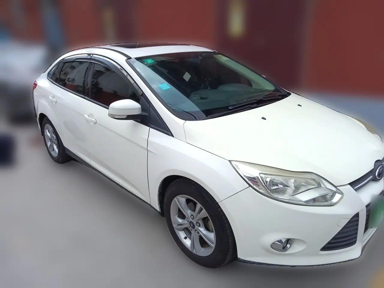 Ford Focus 2012 Sedan 1.6L Automatic Fashion Edition — миниатюра 3