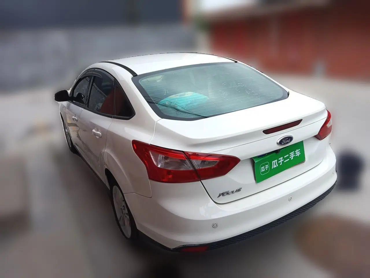 Ford Focus 2012 Sedan 1.6L Automatic Fashion Edition — миниатюра 4