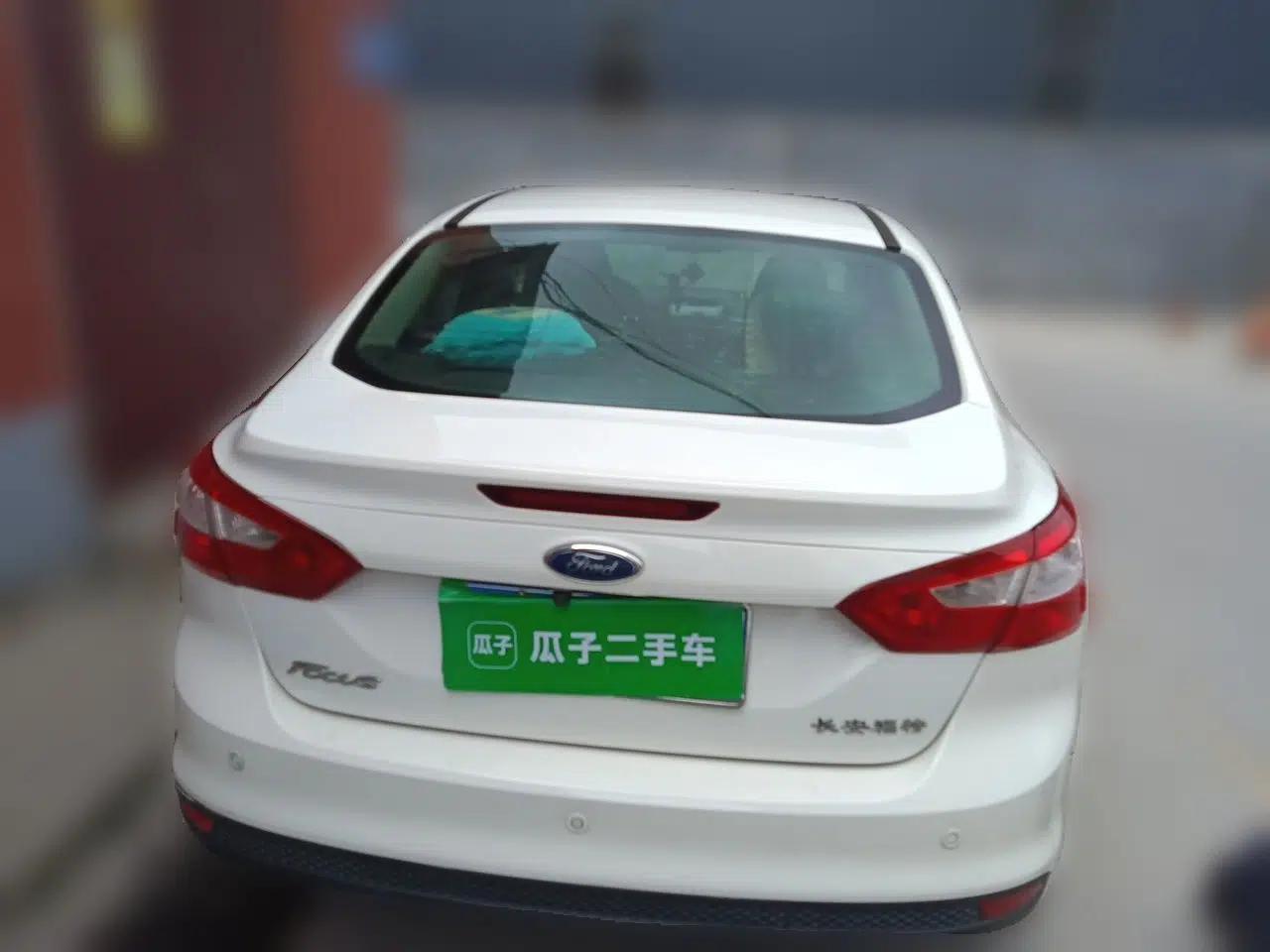 Ford Focus 2012 Sedan 1.6L Automatic Fashion Edition — миниатюра 5