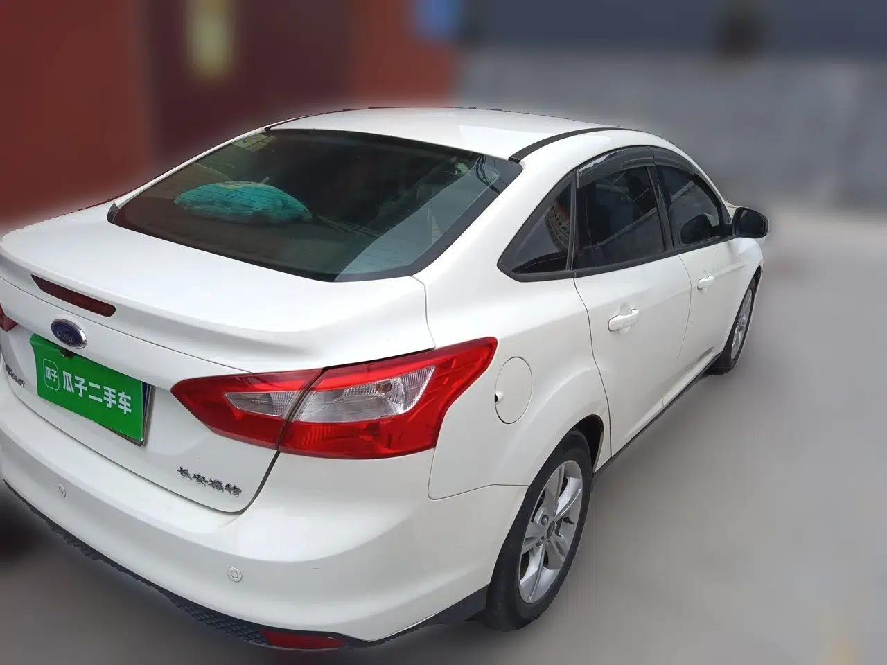 Ford Focus 2012 Sedan 1.6L Automatic Fashion Edition — миниатюра 6
