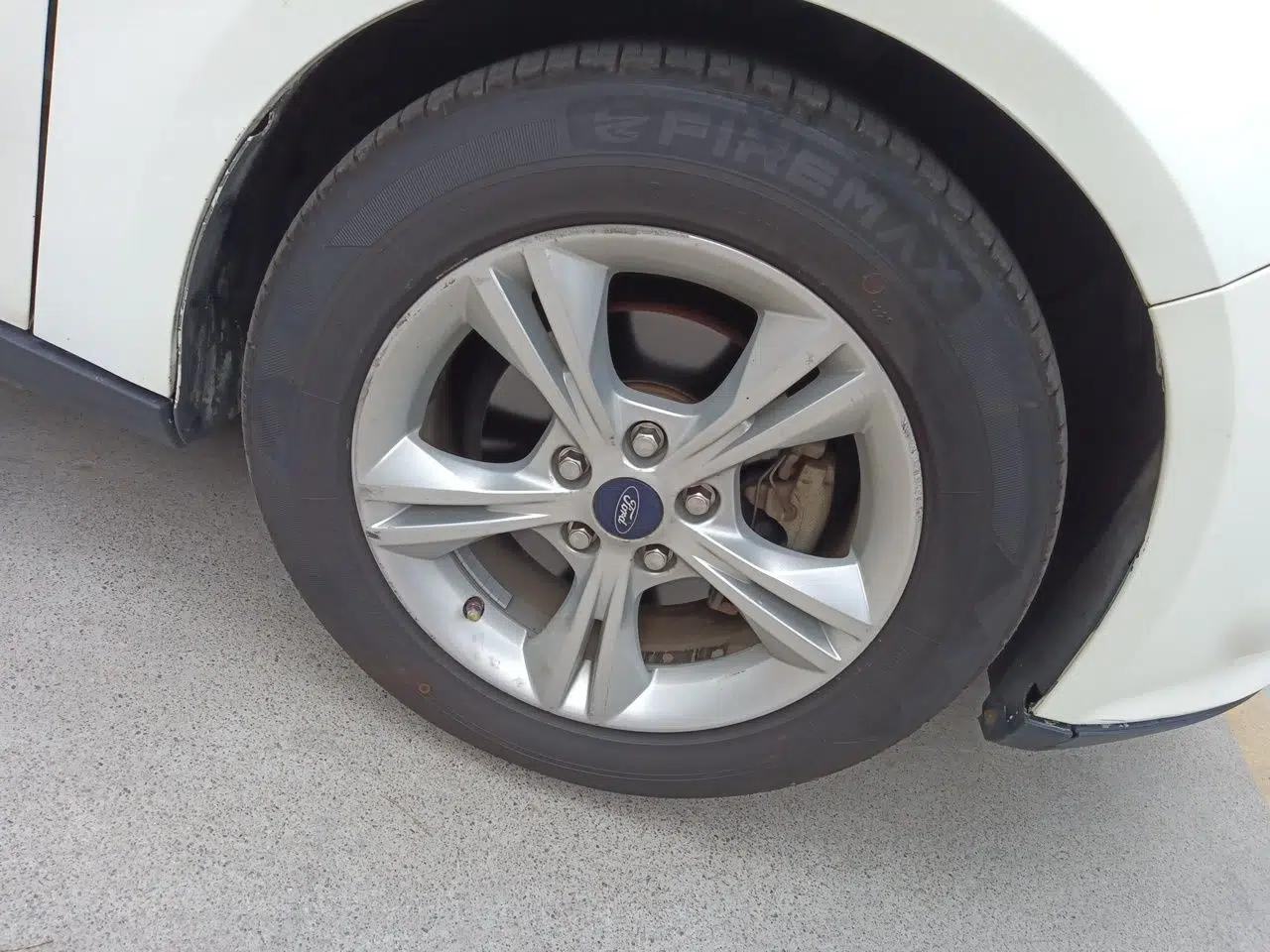 Ford Focus 2012 Sedan 1.6L Automatic Fashion Edition — миниатюра 8