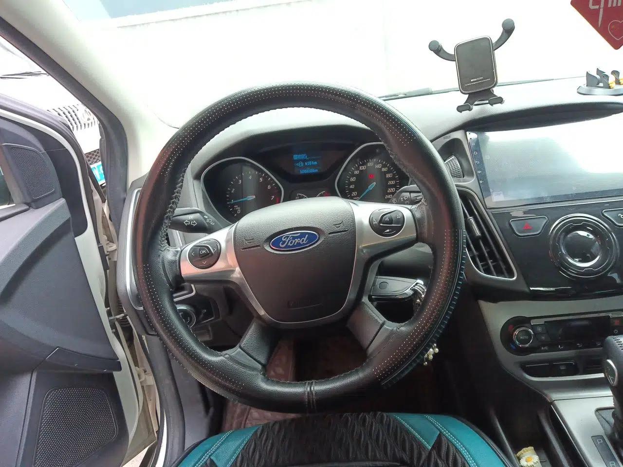 Ford Focus 2012 Sedan 1.6L Automatic Fashion Edition — миниатюра 10