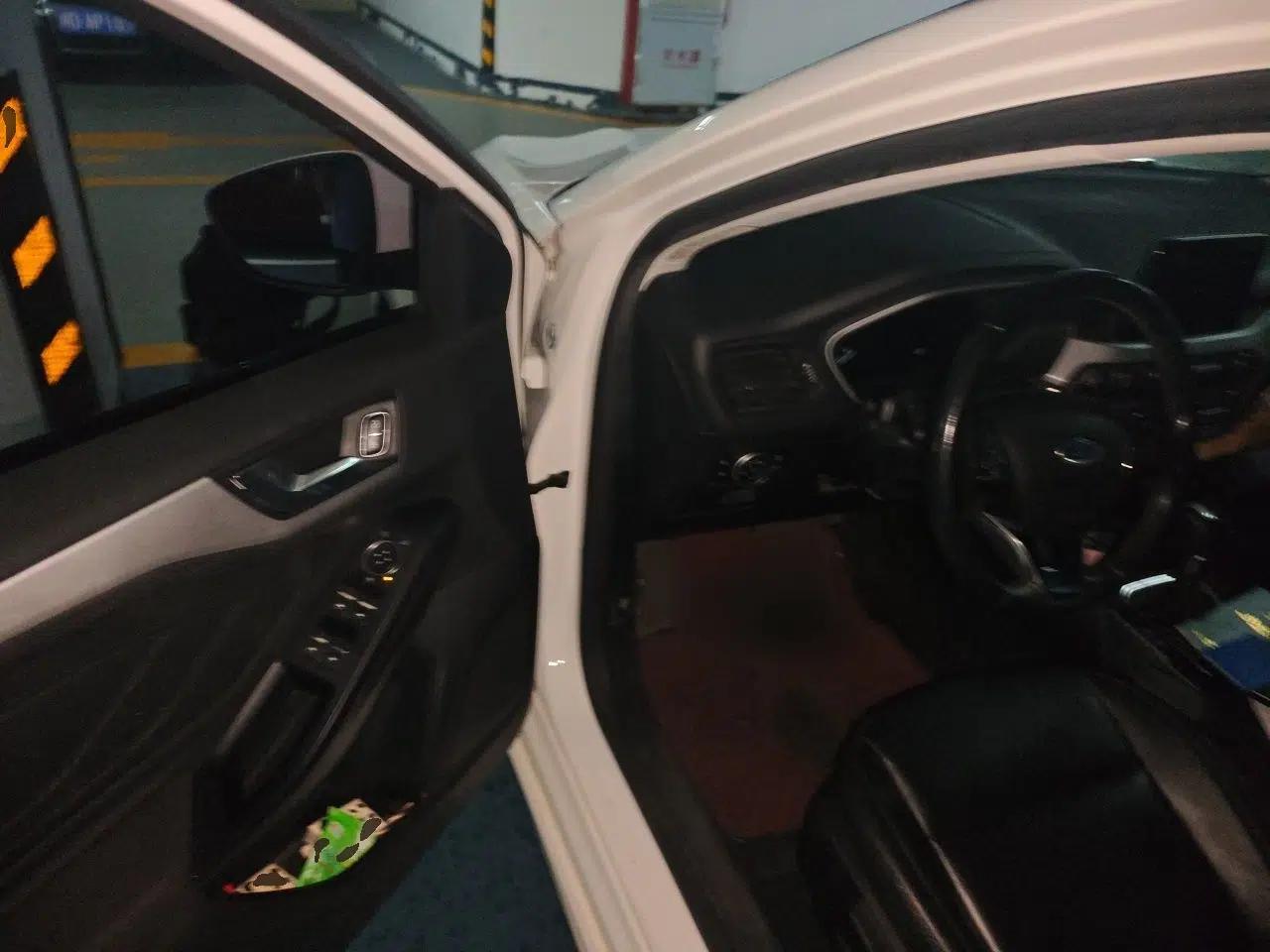 Ford Focus 2020 Sedan 1.5L Automatic Sharp Edition — миниатюра 16