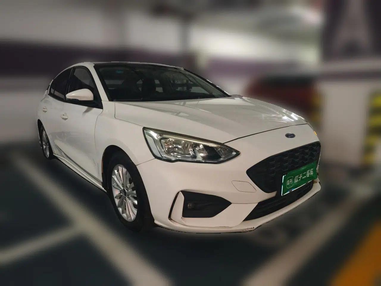 Ford Focus 2020 Sedan 1.5L Automatic Sharp Edition — миниатюра 3