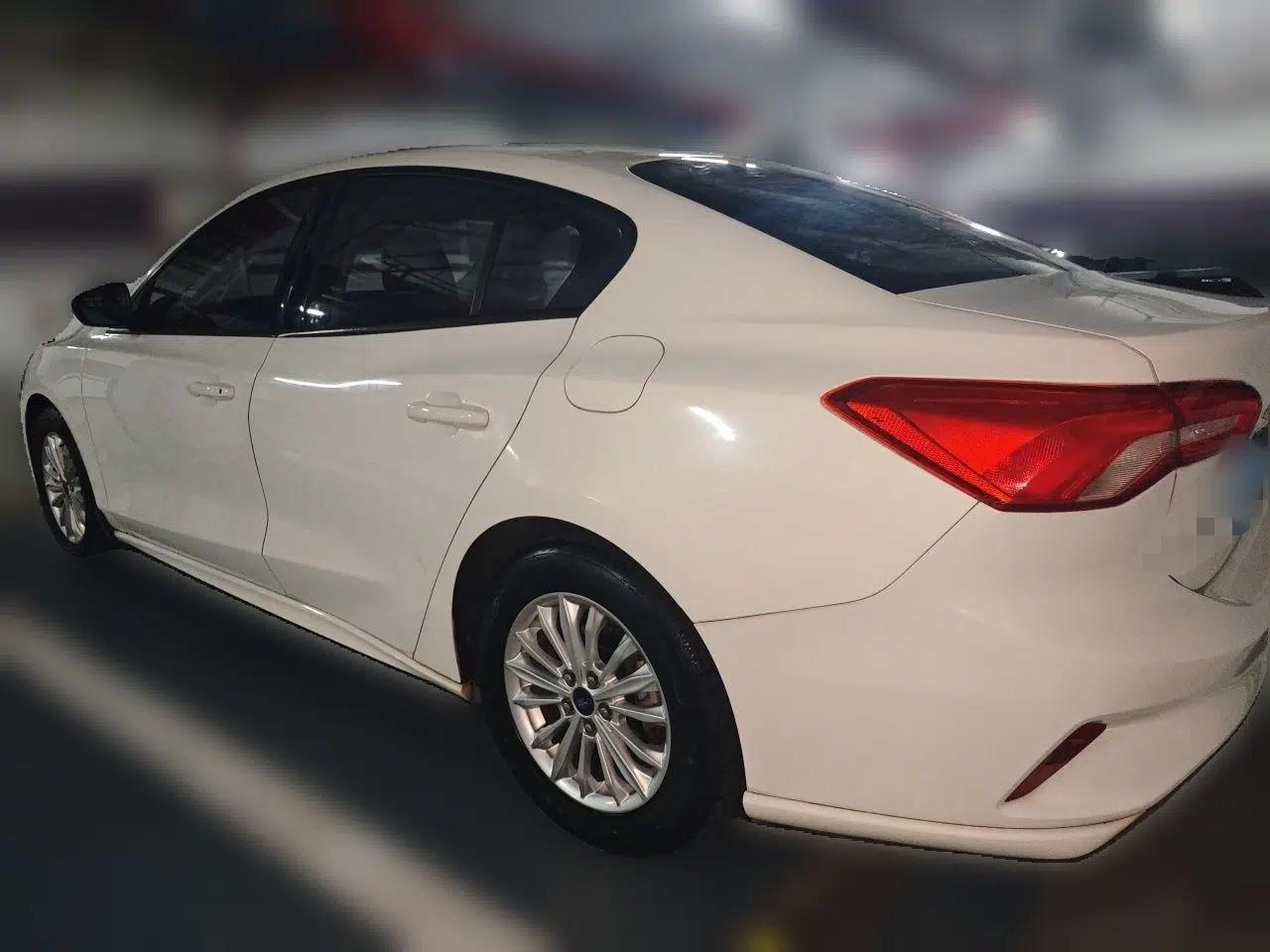 Ford Focus 2020 Sedan 1.5L Automatic Sharp Edition — миниатюра 4