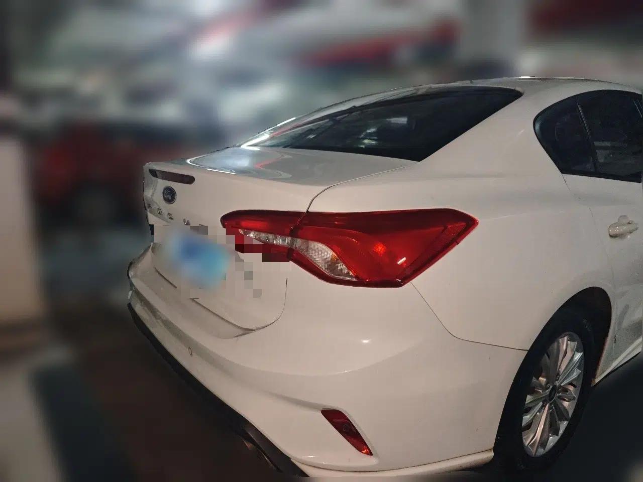 Ford Focus 2020 Sedan 1.5L Automatic Sharp Edition — миниатюра 5