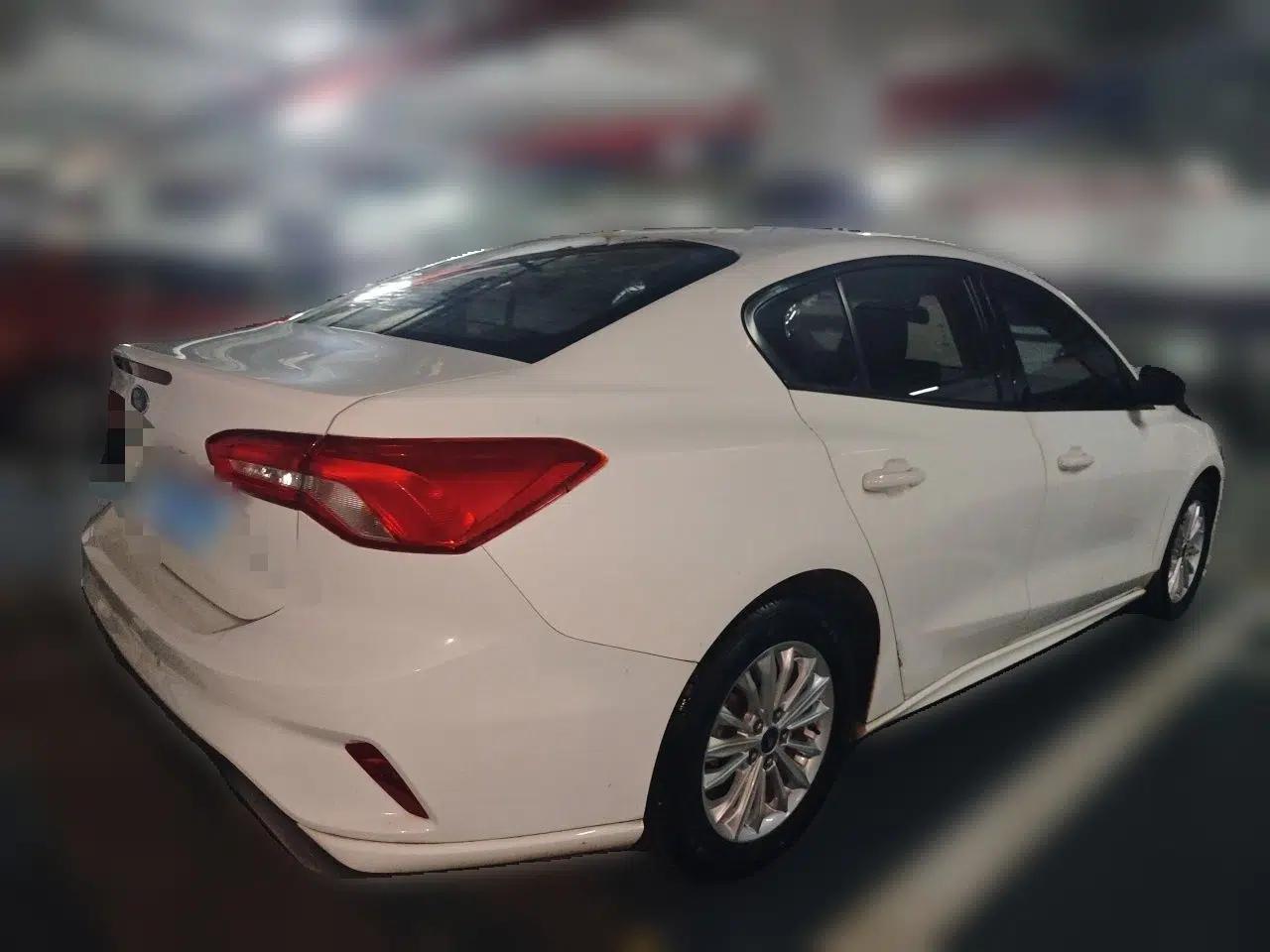 Ford Focus 2020 Sedan 1.5L Automatic Sharp Edition — миниатюра 6