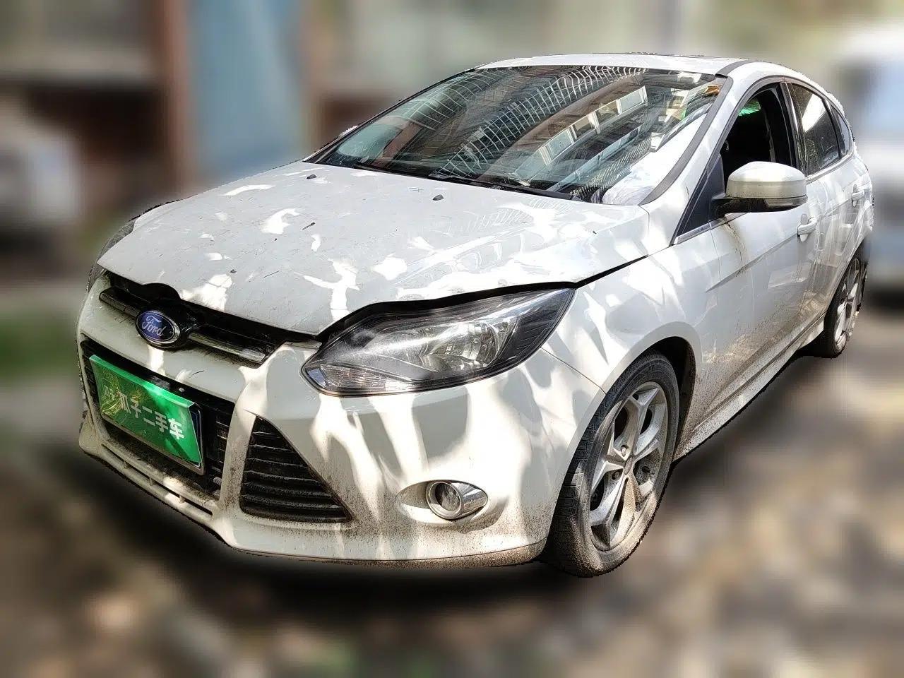 Ford Focus 2012 Hatchback 2.0L Manual Luxury Sport Model — миниатюра 1