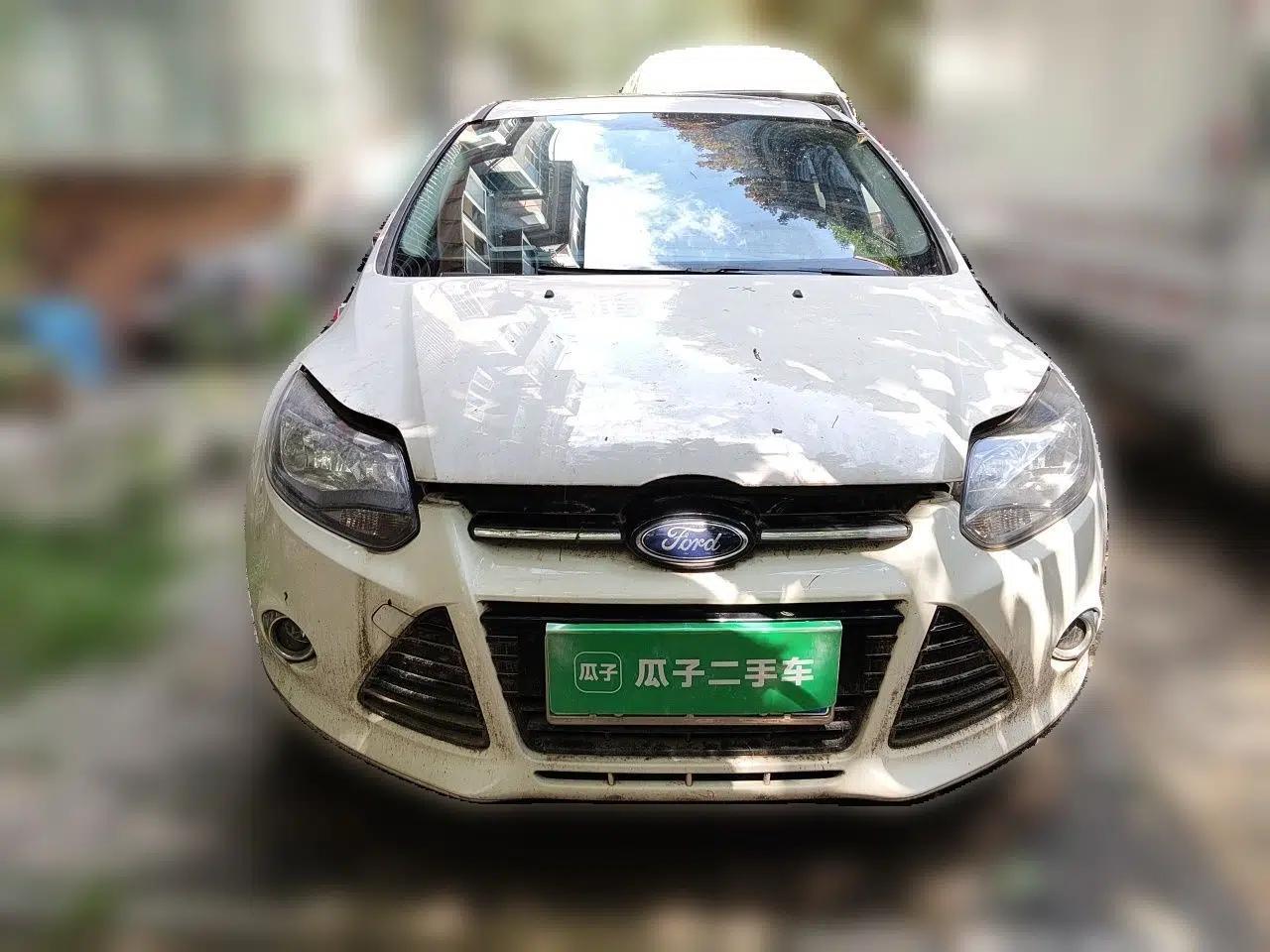 Ford Focus 2012 Hatchback 2.0L Manual Luxury Sport Model — миниатюра 2
