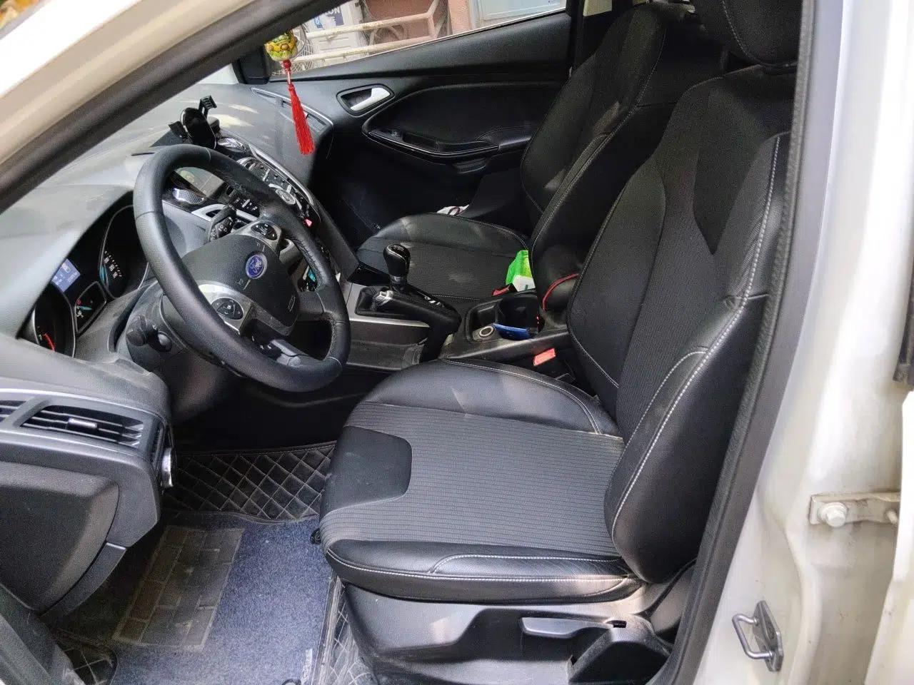 Ford Focus 2012 Hatchback 2.0L Manual Luxury Sport Model — миниатюра 12