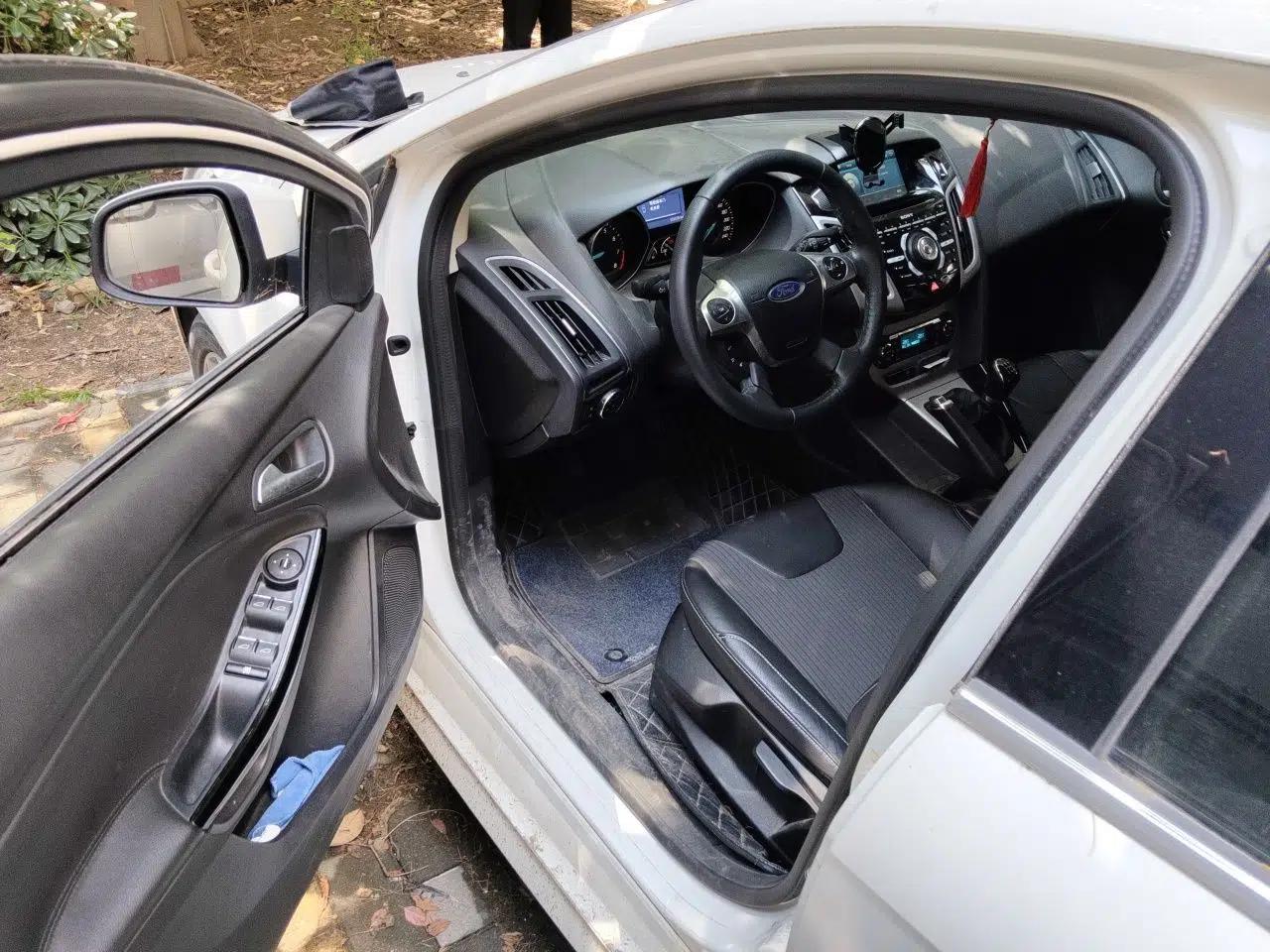 Ford Focus 2012 Hatchback 2.0L Manual Luxury Sport Model — миниатюра 13