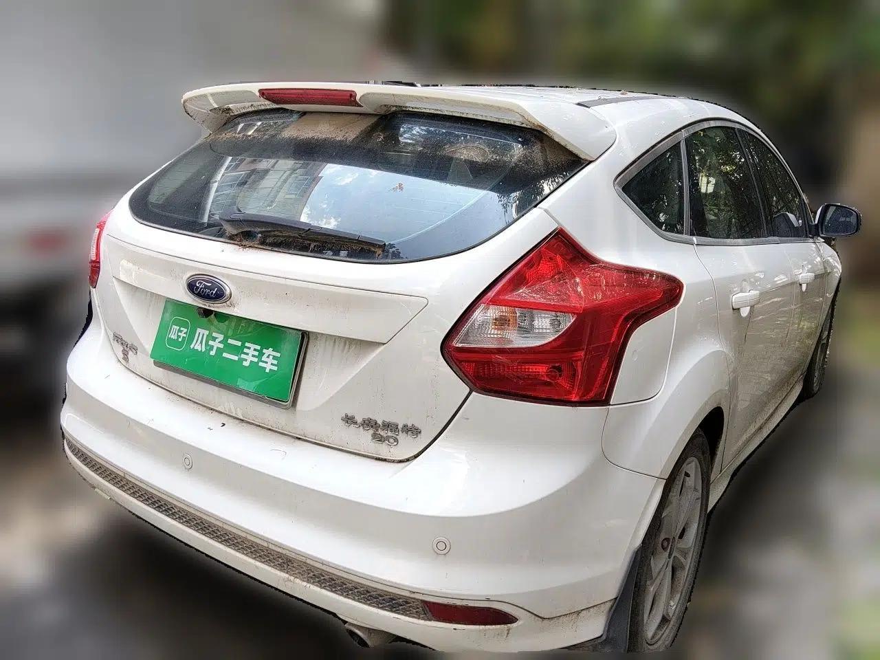 Ford Focus 2012 Hatchback 2.0L Manual Luxury Sport Model — миниатюра 4