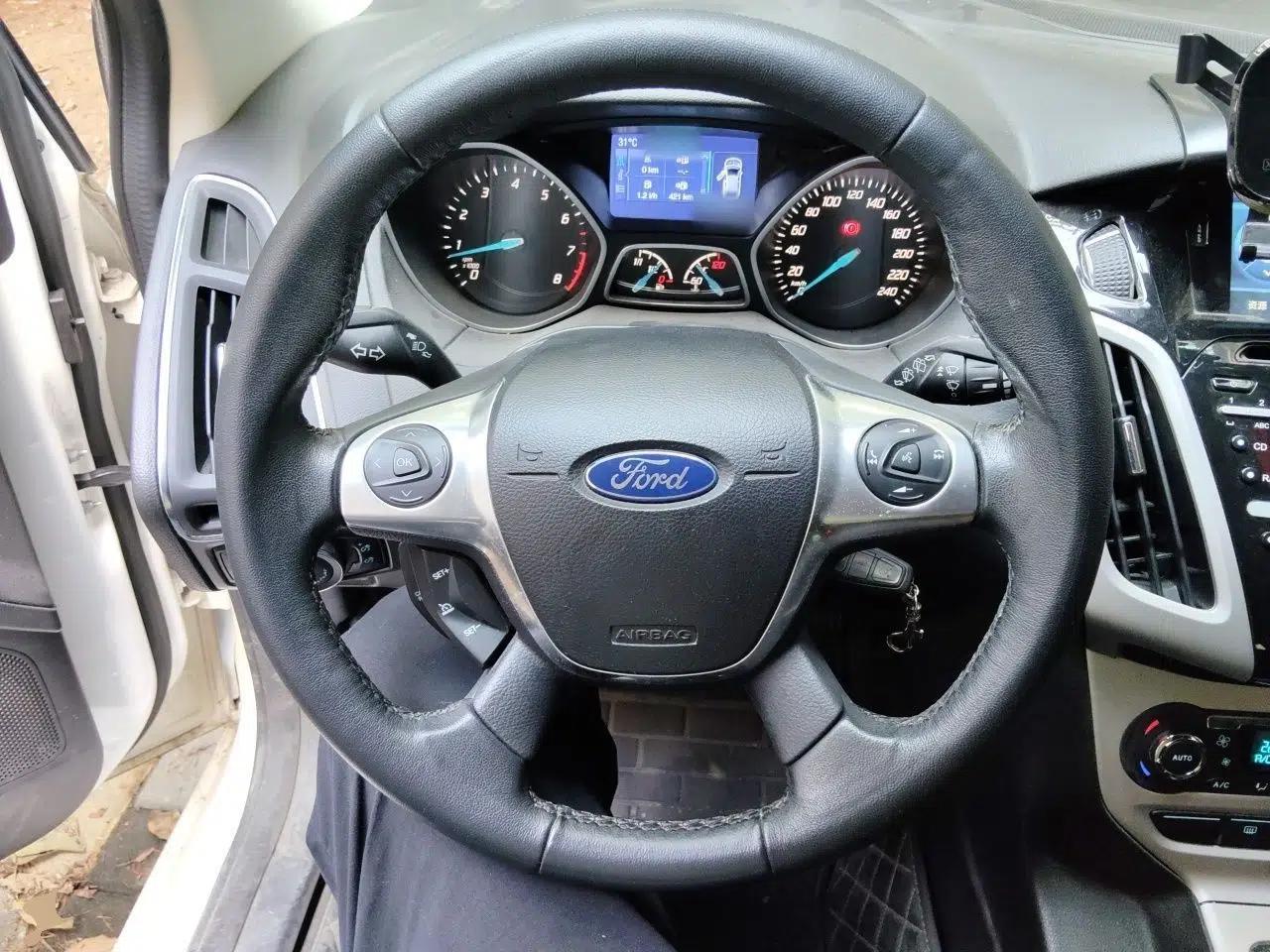 Ford Focus 2012 Hatchback 2.0L Manual Luxury Sport Model — миниатюра 7