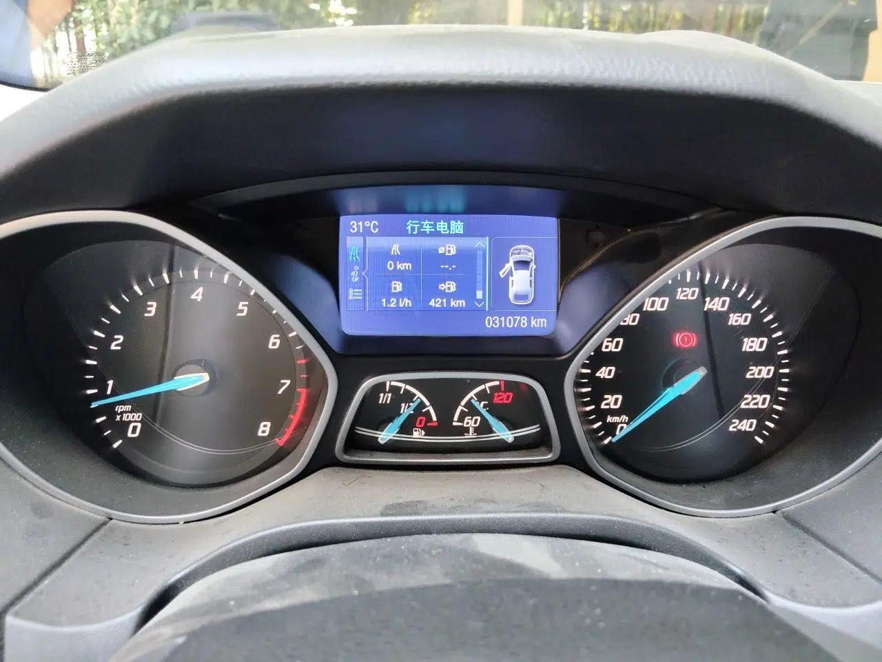 Ford Focus 2012 Hatchback 2.0L Manual Luxury Sport Model — миниатюра 8