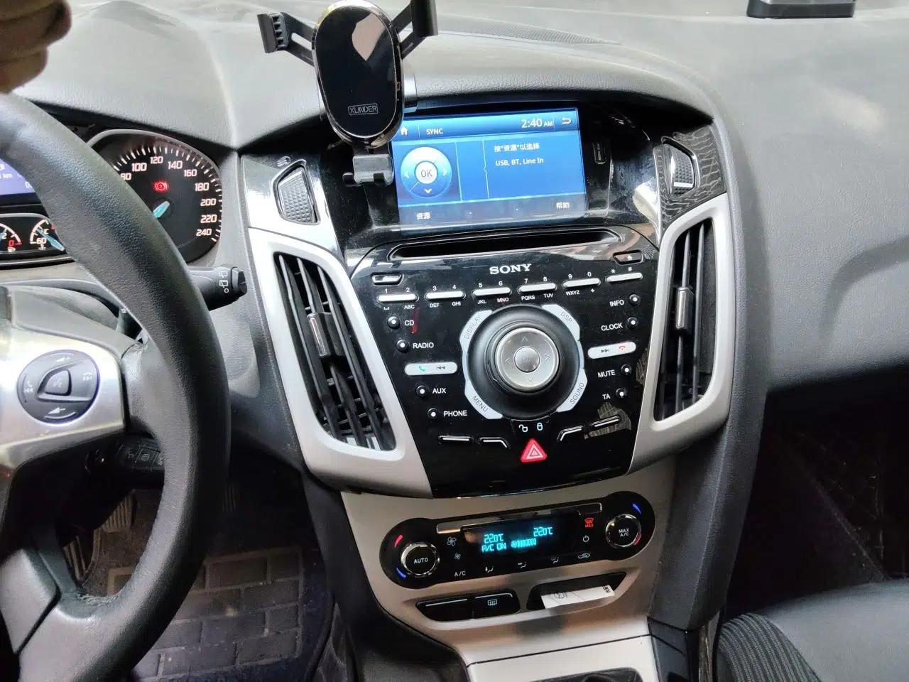 Ford Focus 2012 Hatchback 2.0L Manual Luxury Sport Model — миниатюра 10