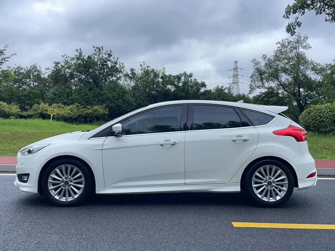 Ford Focus 2018 Hatchback Classic EcoBoost 180 Automatic Sport Edition — миниатюра 14