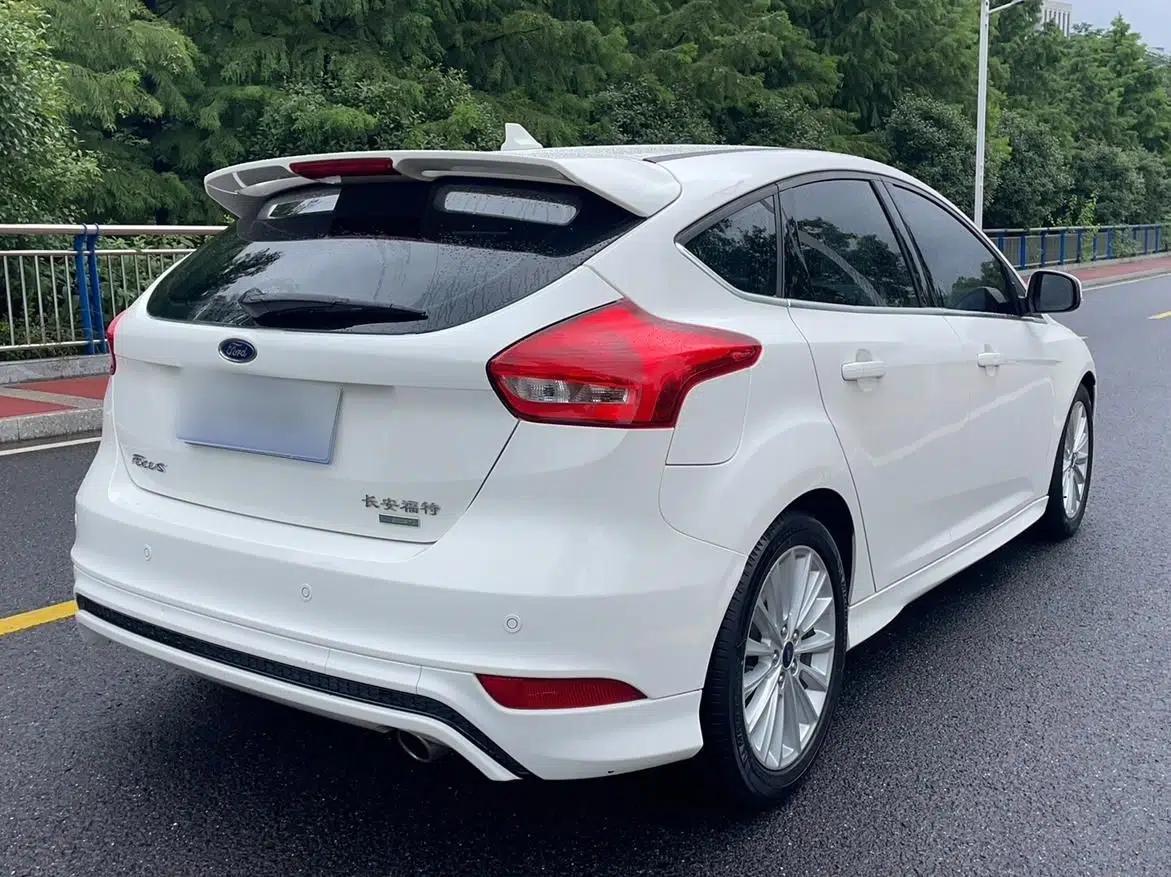 Ford Focus 2018 Hatchback Classic EcoBoost 180 Automatic Sport Edition — миниатюра 16