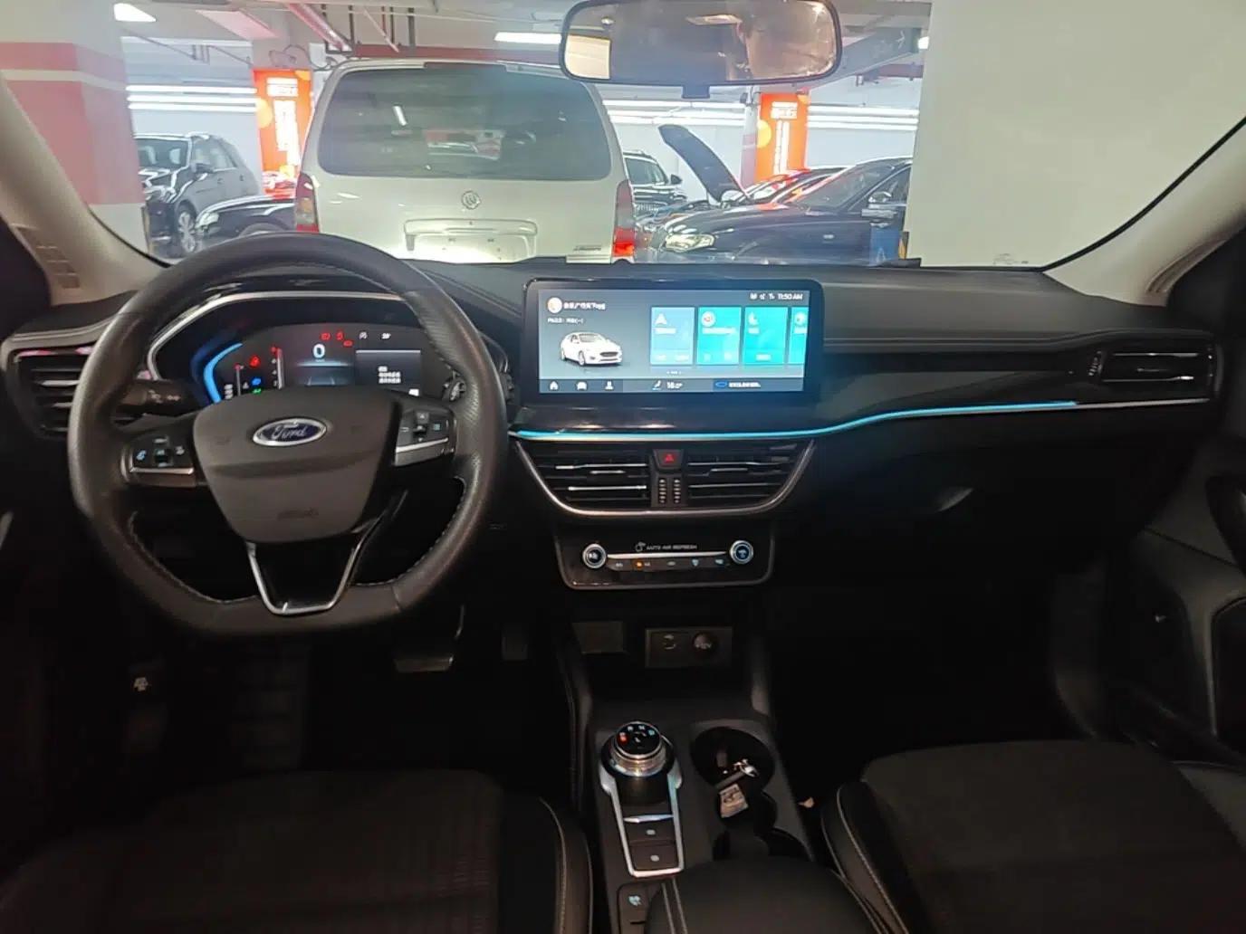 Ford Focus 2021 Hatchback EcoBoost 180 Automatic Titanium Edition — миниатюра 12