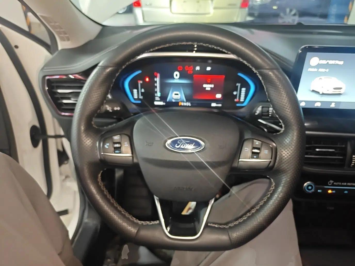 Ford Focus 2021 Hatchback EcoBoost 180 Automatic Titanium Edition — миниатюра 13
