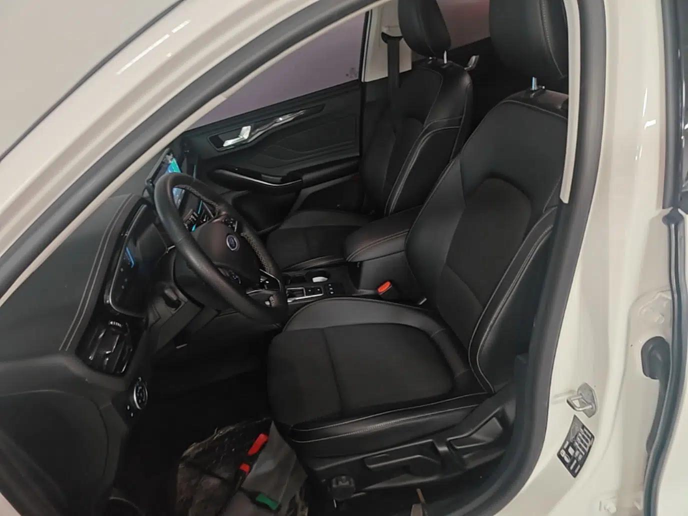 Ford Focus 2021 Hatchback EcoBoost 180 Automatic Titanium Edition — миниатюра 17