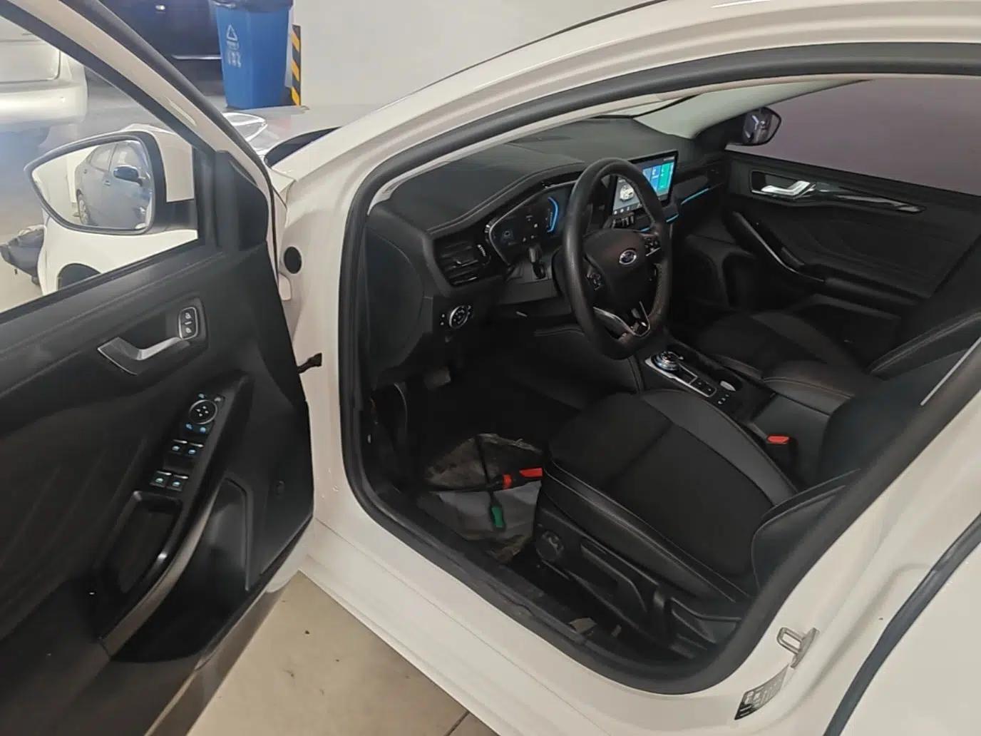 Ford Focus 2021 Hatchback EcoBoost 180 Automatic Titanium Edition — миниатюра 18