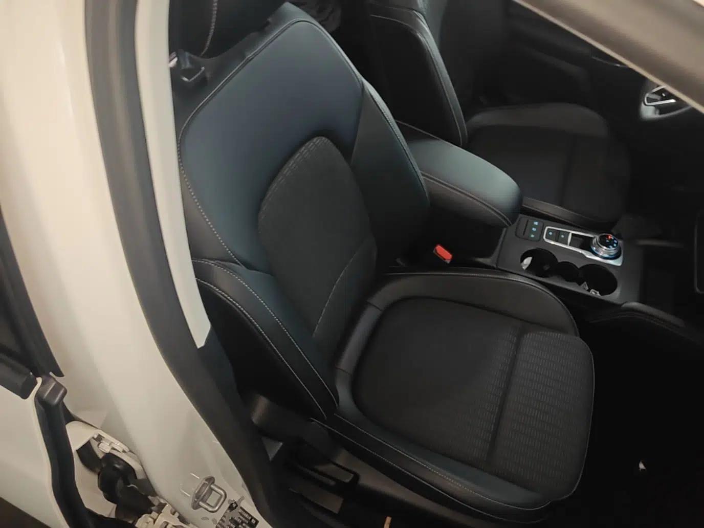Ford Focus 2021 Hatchback EcoBoost 180 Automatic Titanium Edition — миниатюра 19