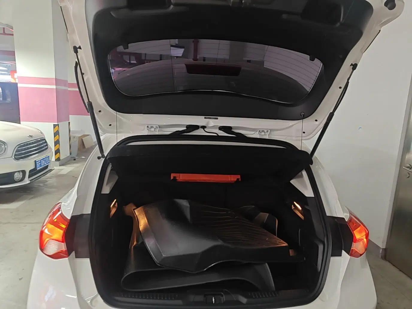 Ford Focus 2021 Hatchback EcoBoost 180 Automatic Titanium Edition — миниатюра 22
