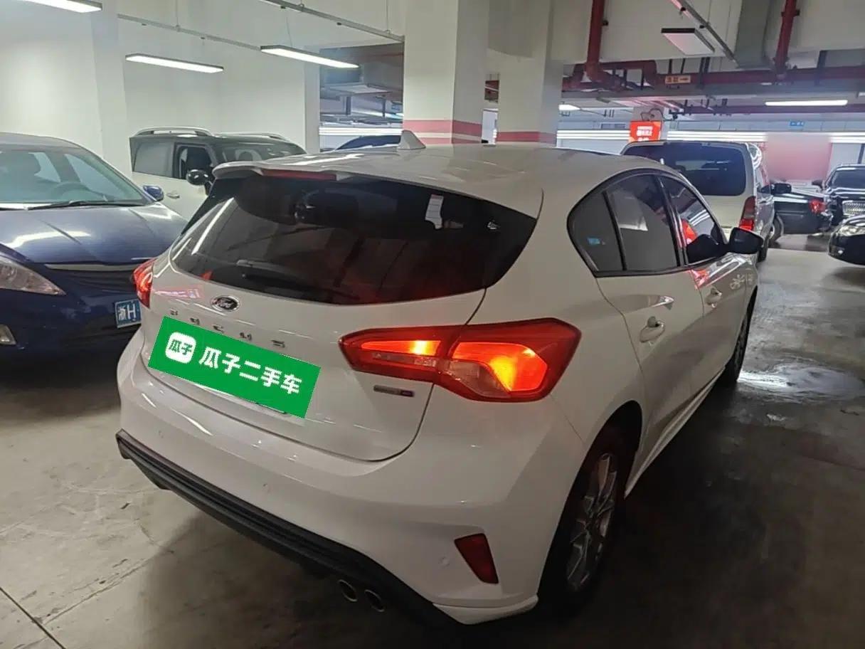 Ford Focus 2021 Hatchback EcoBoost 180 Automatic Titanium Edition — миниатюра 6