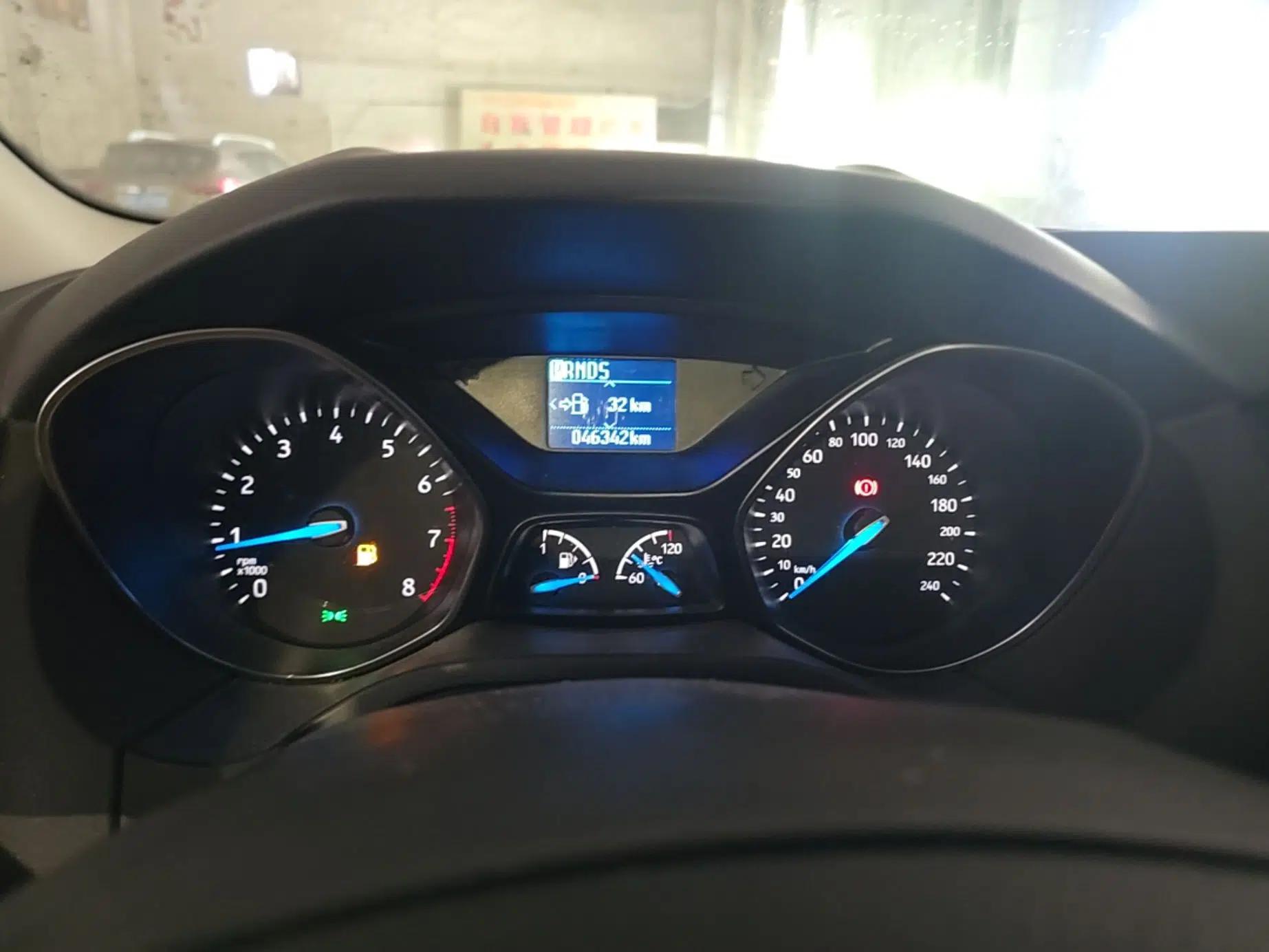 Ford Focus 2018 Sedan Classic 1.6L Automatic Trendy SmartDrive Edition — миниатюра 14