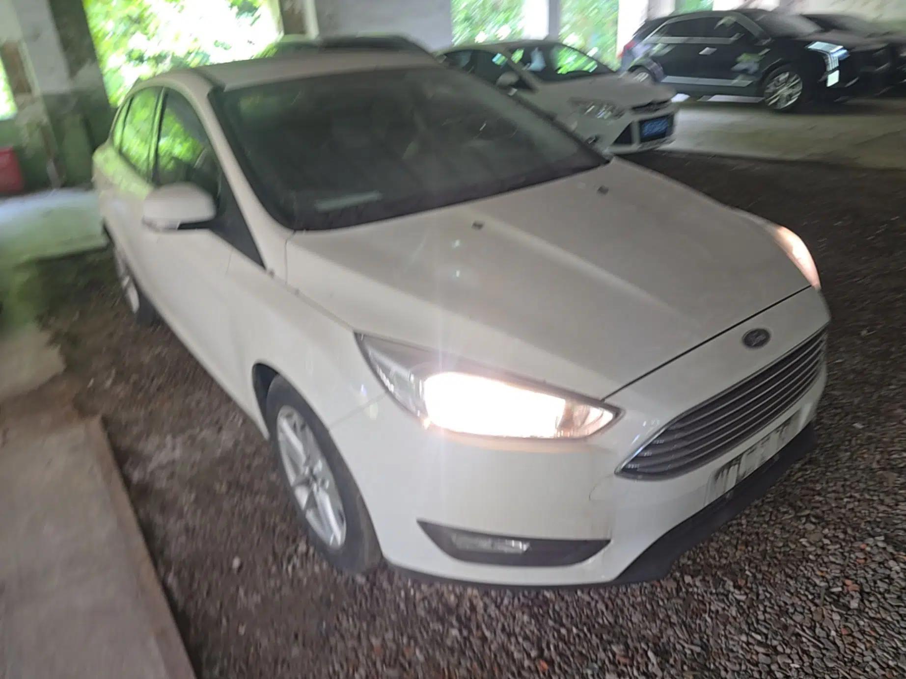 Ford Focus 2018 Sedan Classic 1.6L Automatic Trendy SmartDrive Edition — миниатюра 3