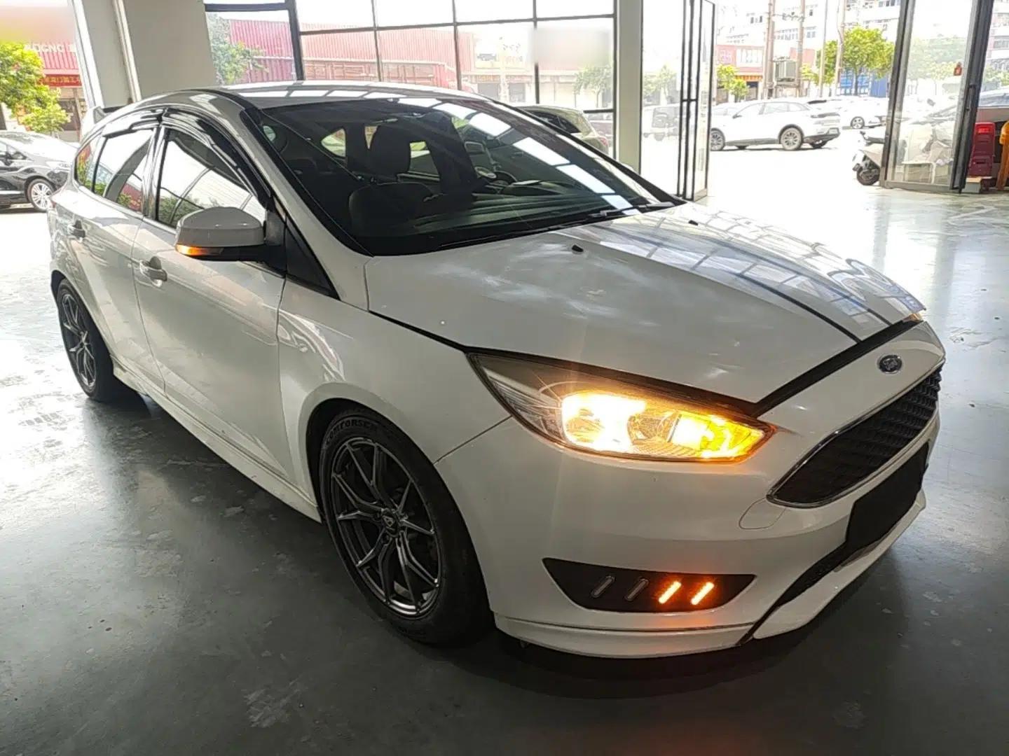 Ford Focus 2018 Hatchback Classic 1.6L Automatic Comfort Plus SmartDrive Edition — миниатюра 12