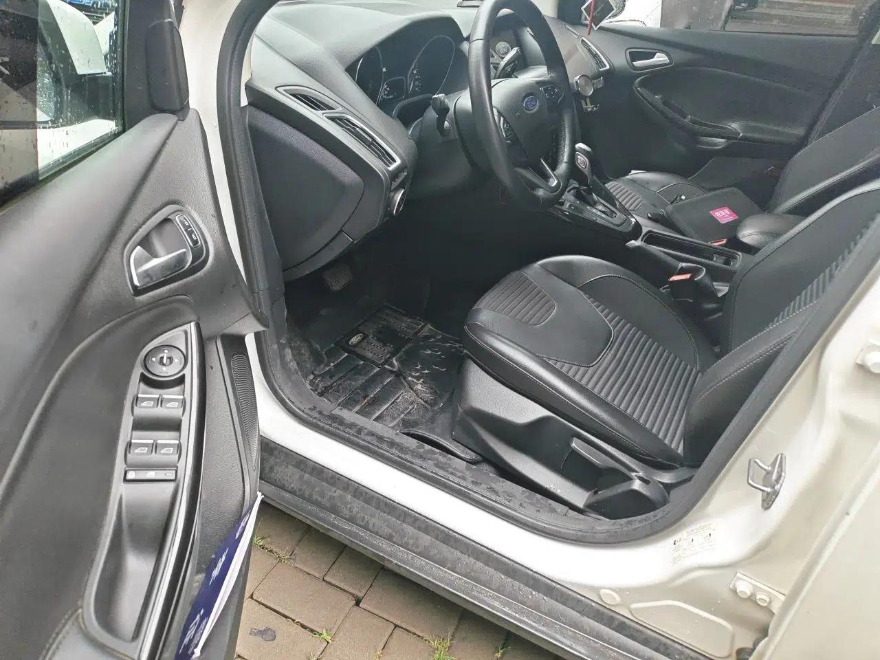 Ford Focus 2018 Hatchback Classic EcoBoost 180 Automatic Elite Model — миниатюра 16