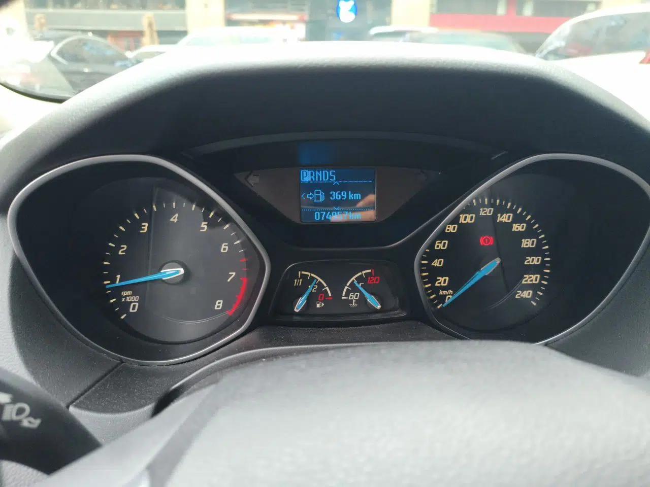 Ford Focus 2012 Hatchback 1.6L Automatic Fashion Edition — миниатюра 11