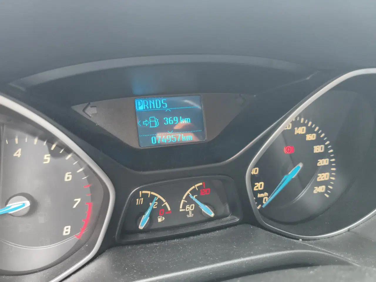 Ford Focus 2012 Hatchback 1.6L Automatic Fashion Edition — миниатюра 12