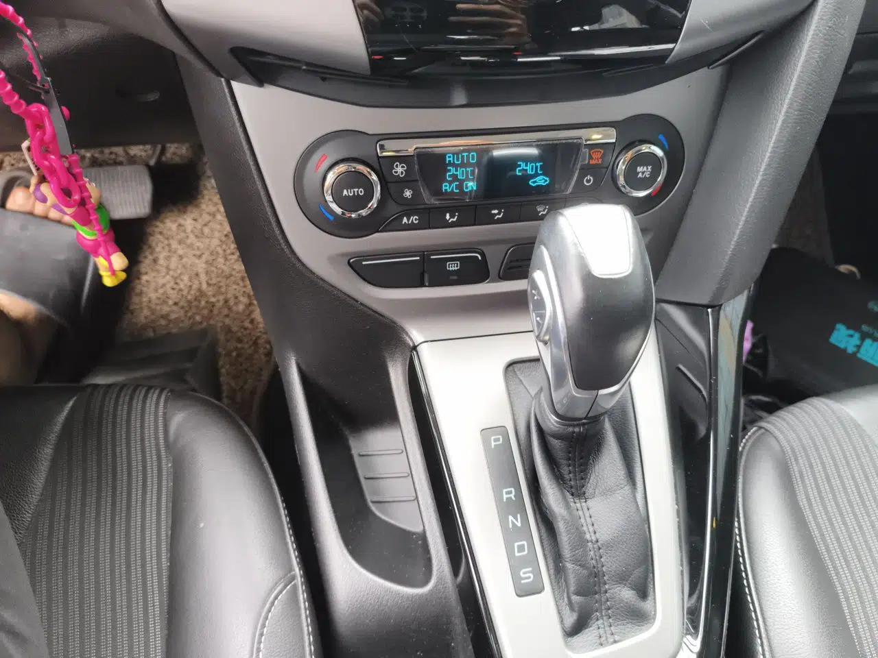 Ford Focus 2012 Hatchback 1.6L Automatic Fashion Edition — миниатюра 14