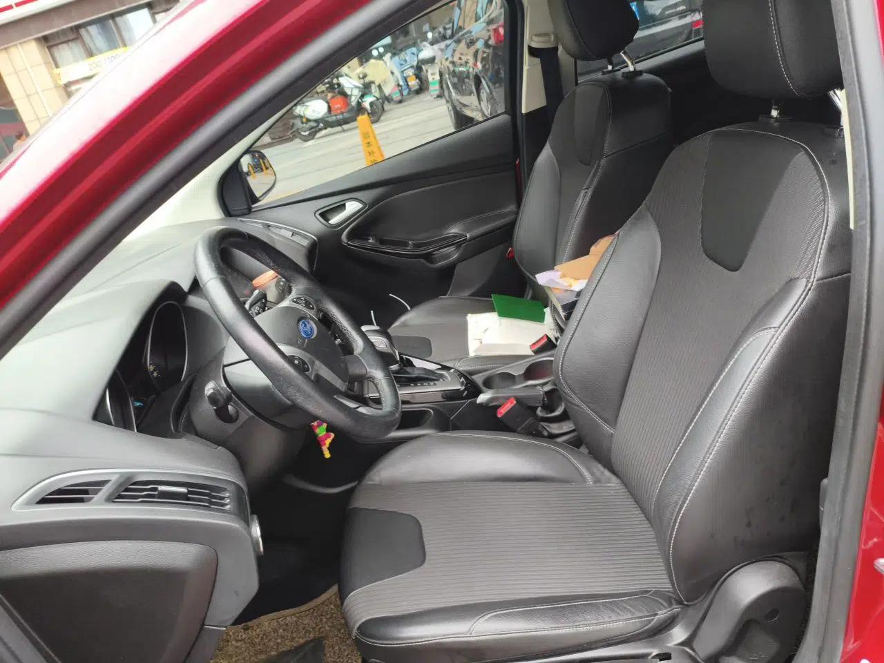 Ford Focus 2012 Hatchback 1.6L Automatic Fashion Edition — миниатюра 15