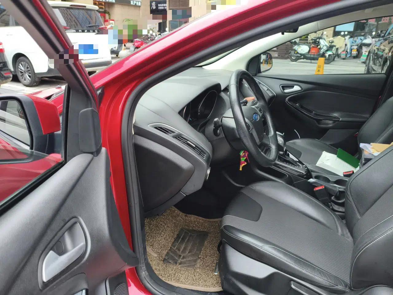Ford Focus 2012 Hatchback 1.6L Automatic Fashion Edition — миниатюра 16