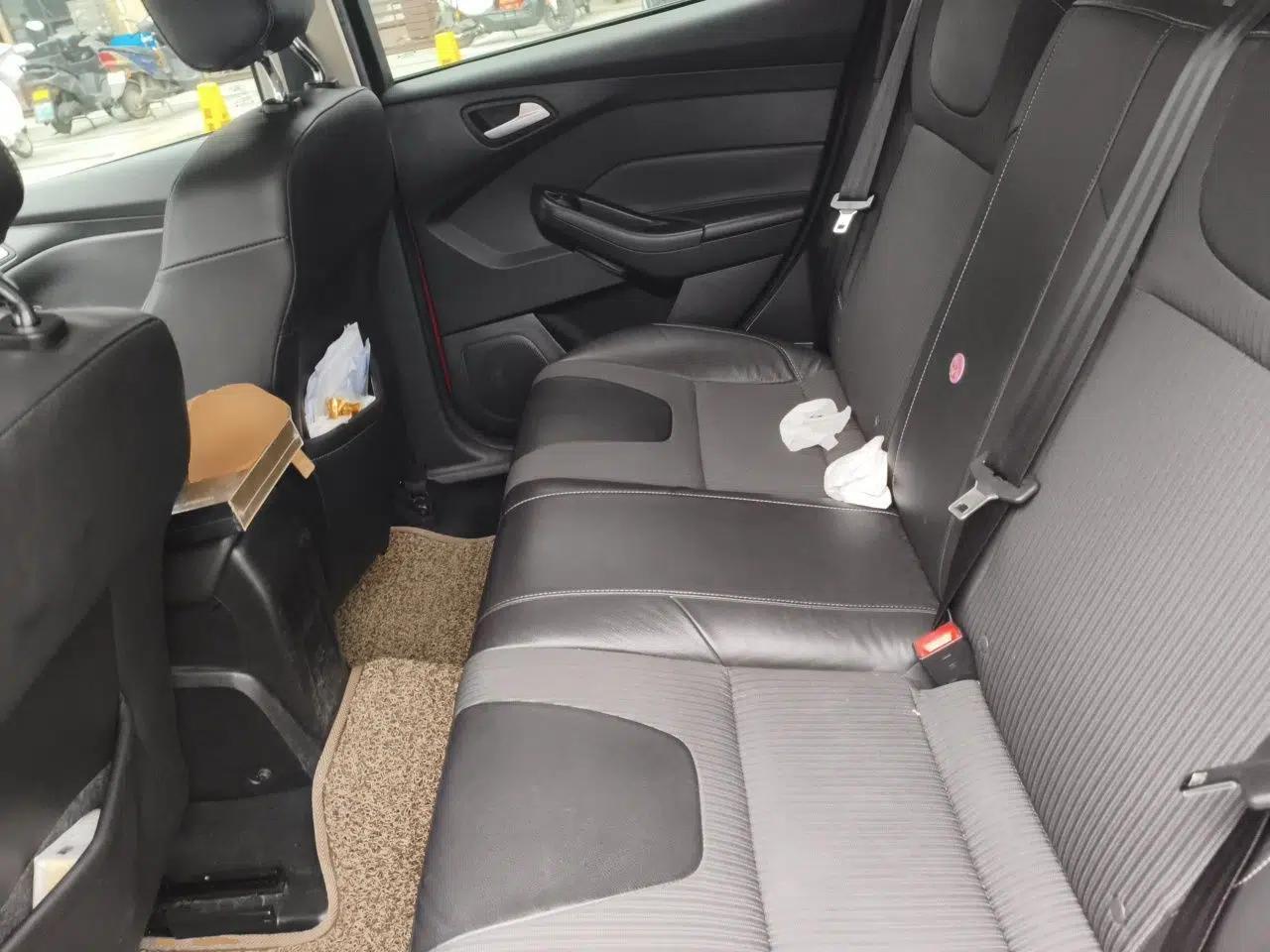 Ford Focus 2012 Hatchback 1.6L Automatic Fashion Edition — миниатюра 17