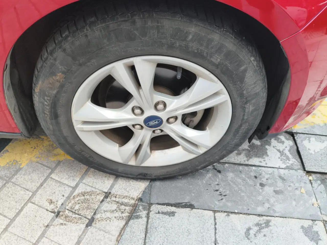 Ford Focus 2012 Hatchback 1.6L Automatic Fashion Edition — миниатюра 8