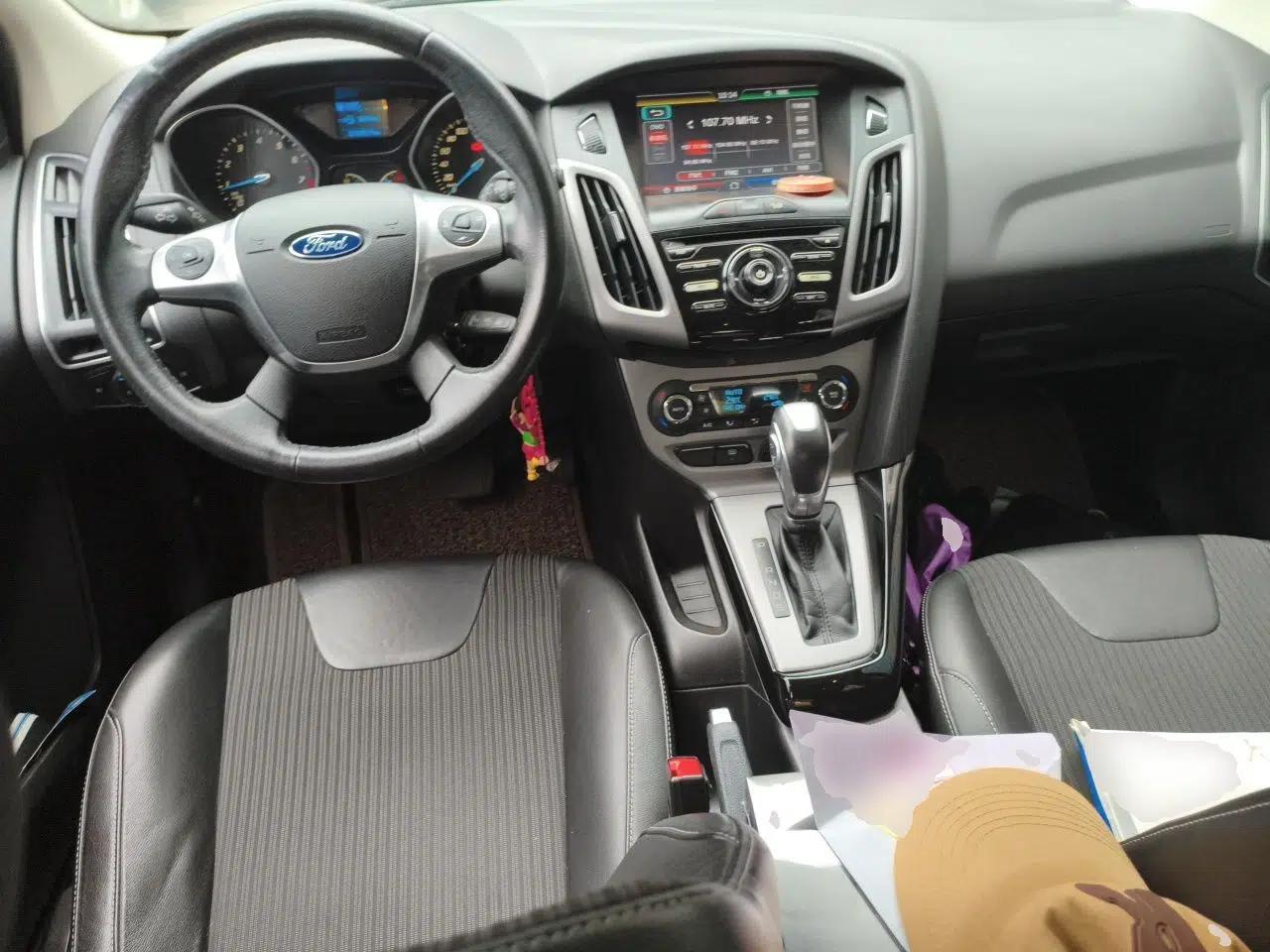 Ford Focus 2012 Hatchback 1.6L Automatic Fashion Edition — миниатюра 9